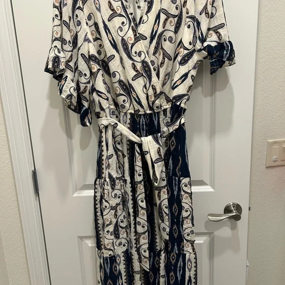 Chic Patterned Long Sleeve Dress in Navy and Cream - Picture 2 of 2